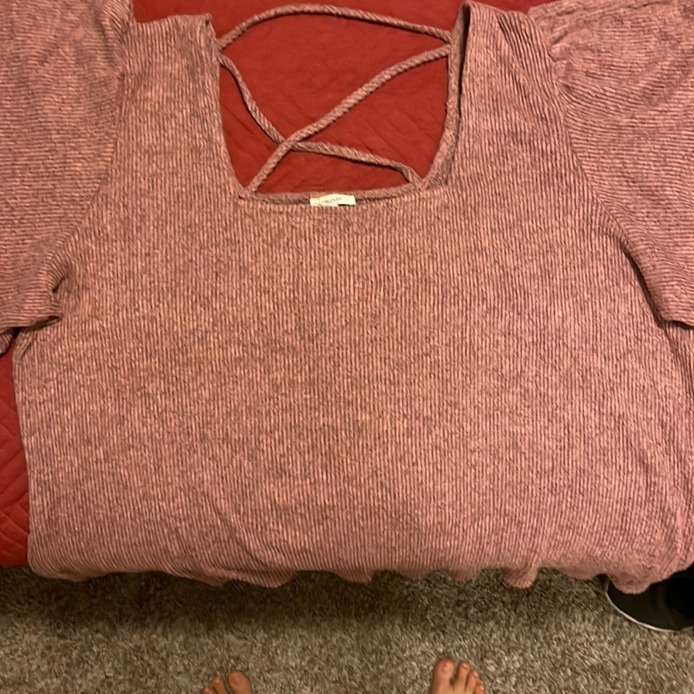 Sweater shirt only worn once. Too big for me now